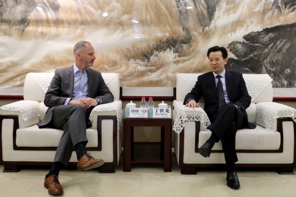 丁世龙会见美国万通国际首席法律顾问卢卡斯